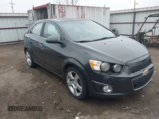 2016 Chevrolet Sonic LTZ z VIN 1G1JE5SBXG4133751, wystawiony jako IAAI lot #41527209 z przebiegiem 151 561 mil mil oraz . Historia ofert i sprzedaży dostępna na DreamBid. Obrazek 1.