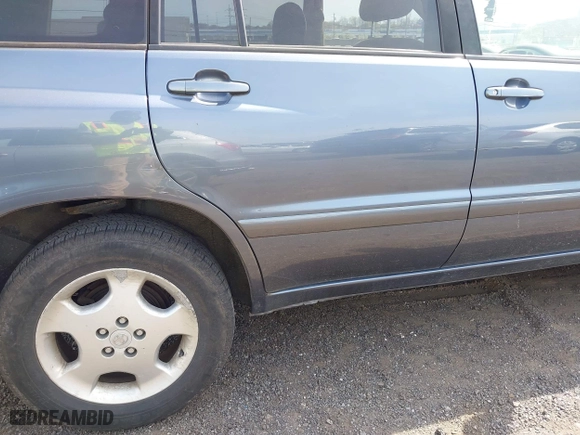 2004 Toyota Highlander with VIN JTEEP21A640041271, listed as a IAAI auction lot 42082940 with 208,548 mi miles. Bid and sale history available at carsss.com. Image 12.
