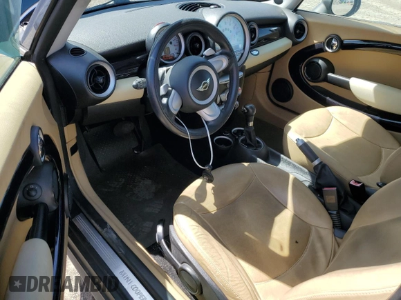 2008 MINI Hardtop z VIN WMWMF33528TT60290, wystawiony jako Copart lot #57363895 z przebiegiem 77 814 mil mil oraz Czysty tytuł • Clean title. Historia ofert i sprzedaży dostępna na DreamBid. Obrazek 8.