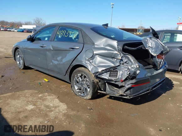 2024 Hyundai Elantra SEL z VIN KMHLM4DG4RU805694, wystawiony jako IAAI lot #41893956 z przebiegiem 4 856 mil mil oraz . Historia ofert i sprzedaży dostępna na DreamBid. Obrazek 3.