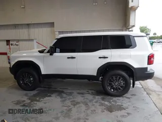 2025 Toyota Land Cruiser 1958 Edition z VIN JTEABFAJXSK020610, wystawiony jako IAAI lot #42225856 z przebiegiem 5 828 mil mil oraz . Historia ofert i sprzedaży dostępna na DreamBid. Obrazek 14.