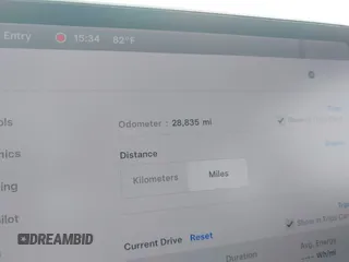 2020 Tesla Model 3 Standard Range Plus z VIN 5YJ3E1EA9LF598682, wystawiony jako IAAI lot #42247434 z przebiegiem 28 835 mil mil oraz . Historia ofert i sprzedaży dostępna na DreamBid. Obrazek 7.