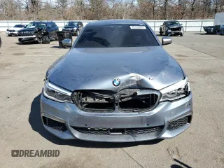 2018 BMW 5 Series M550i xDrive z VIN WBAJB9C55JB036120, wystawiony jako Copart lot #49134865 z przebiegiem Nie podano mil oraz Szkoda całkowita • Salvage title. Historia ofert i sprzedaży dostępna na DreamBid. Obrazek 5.