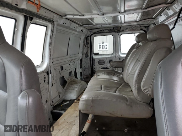 2010 Ford Econoline Cargo Commercial z VIN 1FTNE2EW4ADA35523, wystawiony jako Copart lot #53662005 z przebiegiem Nie podano mil oraz Szkoda całkowita • Salvage title. Historia ofert i sprzedaży dostępna na DreamBid. Obrazek 10.