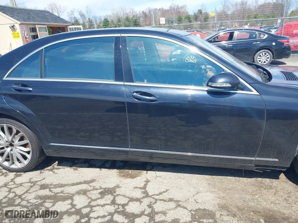 2009 Mercedes-Benz S-Class 5.5L V8 with VIN WDDNG86X39A281373, listed as a IAAI auction lot 42032509 with 197,221 mi miles. Bid and sale history available at carsss.com. Image 13.