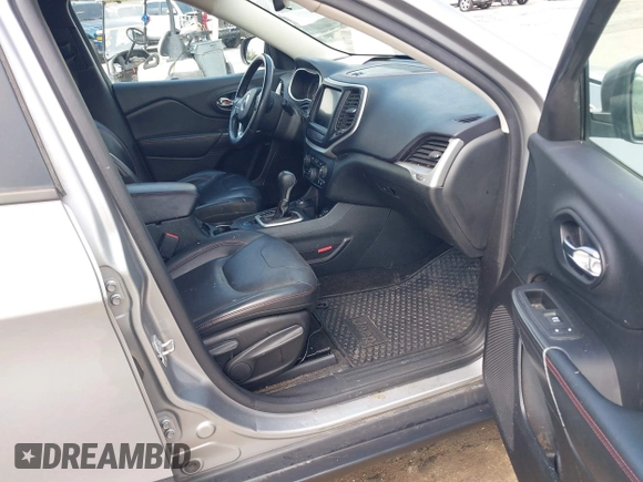 2015 Jeep Cherokee Trailhawk z VIN 1C4PJMBS5FW615313, wystawiony jako IAAI lot #42250873 z przebiegiem 148 008 mil mil oraz . Historia ofert i sprzedaży dostępna na DreamBid. Obrazek 5.