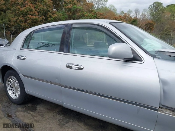 1999 Lincoln Town Car Signature with VIN 1LNFM82W6XY608644, listed as a IAAI auction lot 41922386 with 1 mi miles. Bid and sale history available at carsss.com. Image 13.