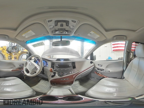 2012 Toyota Sienna XLE z VIN 5TDDK3DC8CS046677, wystawiony jako Copart lot #52381025 z przebiegiem 144 054 mil mil oraz Czysty tytuł • Clean title. Historia ofert i sprzedaży dostępna na DreamBid. Obrazek 16.