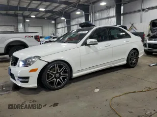 2013 Mercedes-Benz C 300 Sport z VIN WDDGF8AB6DR250586, wystawiony jako Copart lot #51976775 z przebiegiem 127 797 mil mil oraz Szkoda całkowita • Salvage title. Historia ofert i sprzedaży dostępna na DreamBid. Obrazek 1.