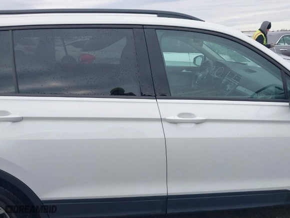 2021 Volkswagen Tiguan S with VIN 3VV1B7AX5MM045667, listed as a IAAI auction lot 41256945 with 90,523 mi miles. Bid and sale history available at carsss.com. Image 14.