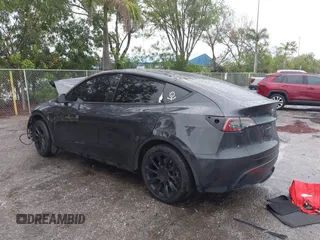 2024 Tesla Model Y z VIN 7SAYGDED5RF046877, wystawiony jako IAAI lot #42811106 z przebiegiem 45 883 mil mil oraz . Historia ofert i sprzedaży dostępna na DreamBid. Obrazek 3.