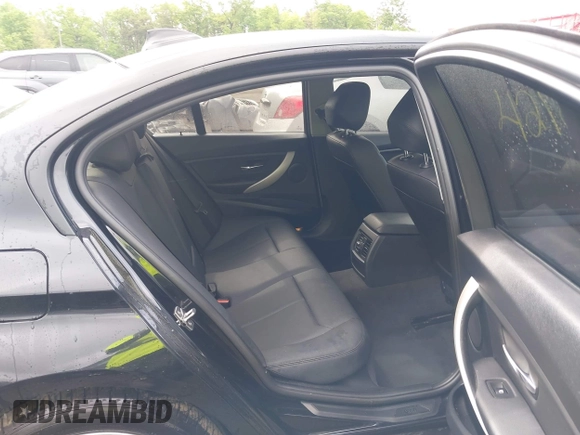 2013 BMW 3 Series 320i xDrive с VIN WBA3C3C55DF982704, выставлен на аукционе IAAI как лот 42129268 с пробегом 112 318 миль миль и . История ставок и продаж доступна на DreamBid. Изображение 8.