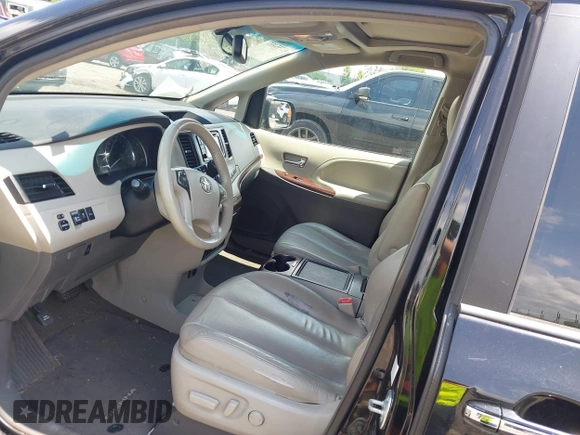 2013 Toyota Sienna XLE z VIN 5TDDK3DC8DS064047, wystawiony jako IAAI lot #42755455 z przebiegiem 143 604 mil mil oraz . Historia ofert i sprzedaży dostępna na DreamBid. Obrazek 14.