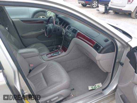 2002 Lexus ES 300 with VIN JTHBF30G425002375, listed as a IAAI auction lot 42031737 with 160,562 mi miles. Bid and sale history available at carsss.com. Image 5.