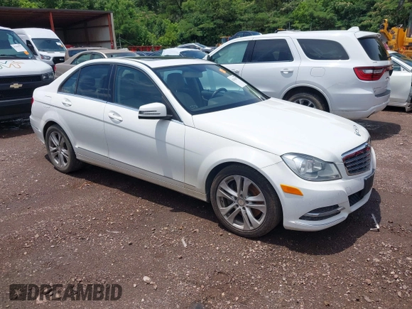 2013 Mercedes-Benz C 300 Sport z VIN WDDGF8AB1DR256537, wystawiony jako IAAI lot #42356297 z przebiegiem 111 496 mil mil oraz . Historia ofert i sprzedaży dostępna na DreamBid. Obrazek 1.