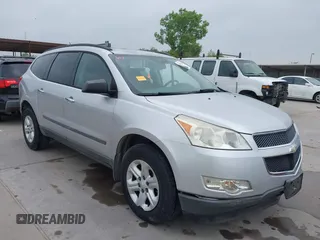 2012 Chevrolet Traverse LS z VIN 1GNKRFED2CJ354122, wystawiony jako IAAI lot #42267587 z przebiegiem 43 585 mil mil oraz . Historia ofert i sprzedaży dostępna na DreamBid. Obrazek 1.