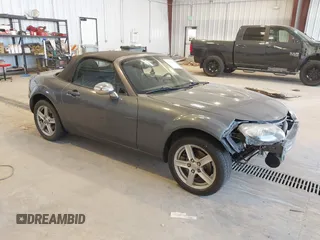 2006 Mazda MX-5 Miata Grand Touring z VIN JM1NC25F460110113, wystawiony jako IAAI lot #42327604 z przebiegiem 202 054 mil mil oraz . Historia ofert i sprzedaży dostępna na DreamBid. Obrazek 1.