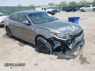 2016 Kia Optima LX z VIN 5XXGT4L3XGG098143, wystawiony jako IAAI lot #42050042 z przebiegiem 64 305 mil mil oraz . Historia ofert i sprzedaży dostępna na DreamBid. Obrazek 1.