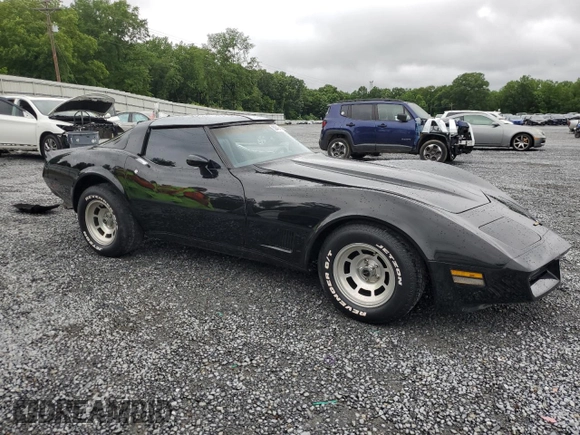 1981 Chevrolet Corvette z VIN 1G1AY8763BS401984, wystawiony jako Copart lot #58464195 z przebiegiem 33 180 mil mil oraz Czysty tytuł • Clean title. Historia ofert i sprzedaży dostępna na DreamBid. Obrazek 4.