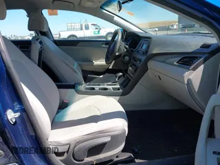 2017 Hyundai Sonata SE z VIN 5NPE24AF7HH559408, wystawiony jako IAAI lot #42297880 z przebiegiem Nie podano mil oraz . Historia ofert i sprzedaży dostępna na DreamBid. Obrazek 5.