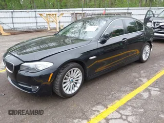 2013 BMW 5 Series 535i xDrive z VIN WBAFU7C58DDU75728, wystawiony jako IAAI lot #42237444 z przebiegiem 113 156 mil mil oraz . Historia ofert i sprzedaży dostępna na DreamBid. Obrazek 2.