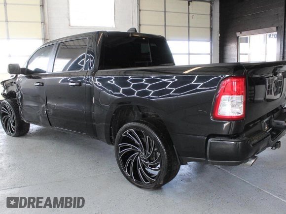 2019 Ram 1500 Big Horn z VIN 1C6SRFFT3KN780768, wystawiony jako Copart lot #61041775 z przebiegiem 93 415 mil mil oraz Czysty tytuł • Clean title. Historia ofert i sprzedaży dostępna na DreamBid. Obrazek 4.