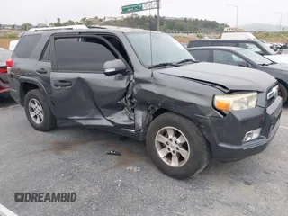 2011 Toyota 4Runner SR5 z VIN JTEZU5JRXB5028881, wystawiony jako IAAI lot #42099875 z przebiegiem 128 835 mil mil oraz . Historia ofert i sprzedaży dostępna na DreamBid. Obrazek 1.