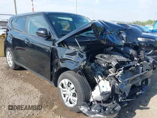 2020 Kia Soul LX z VIN KNDJ23AU7L7045790, wystawiony jako IAAI lot #42193476 z przebiegiem 48 150 mil mil oraz . Historia ofert i sprzedaży dostępna na DreamBid. Obrazek 1.
