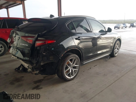2018 Alfa Romeo Stelvio Sport z VIN ZASFAKPN9J7B70085, wystawiony jako IAAI lot #40823547 z przebiegiem Nie podano mil oraz . Historia ofert i sprzedaży dostępna na DreamBid. Obrazek 4.