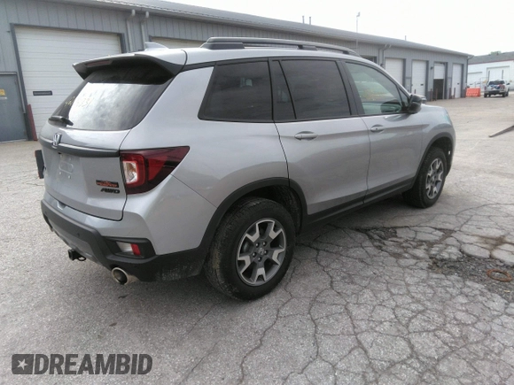2023 Honda Passport TrailSport z VIN 5FNYF8H6XPB044222, wystawiony jako IAAI lot #42134331 z przebiegiem 19 026 mil mil oraz . Historia ofert i sprzedaży dostępna na DreamBid. Obrazek 4.