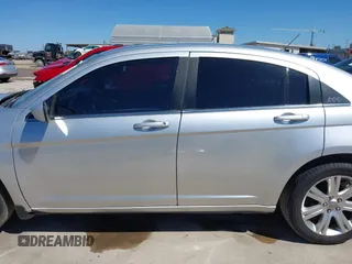 2012 Chrysler 200 Touring z VIN 1C3CCBBB1CN206356, wystawiony jako IAAI lot #41599679 z przebiegiem 286 239 mil mil oraz . Historia ofert i sprzedaży dostępna na DreamBid. Obrazek 15.