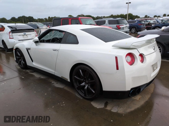 2011 Nissan GT-R Premium z VIN JN1AR5EF6BM240043, wystawiony jako Copart lot #74925154 z przebiegiem Nie podano mil oraz Szkody całkowita. Historia ofert i sprzedaży dostępna na DreamBid. Obrazek 2.