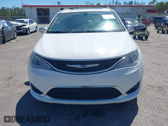 2020 Chrysler Pacifica Limited z VIN 2C4RC1GG9LR139786, wystawiony jako IAAI lot #41857783 z przebiegiem 105 182 mil mil oraz . Historia ofert i sprzedaży dostępna na DreamBid. Obrazek 12.