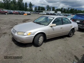 1999 Toyota Camry LE z VIN 4T1BG22K9XU476311, wystawiony jako Copart lot #59932555 z przebiegiem 225 897 mil mil oraz Szkoda całkowita • Salvage title. Historia ofert i sprzedaży dostępna na DreamBid. Obrazek 1.
