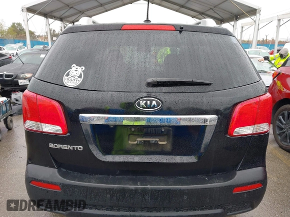 2013 Kia Sorento LX z VIN 5XYKT3A68DG388695, wystawiony jako IAAI lot #41809229 z przebiegiem 157 966 mil mil oraz . Historia ofert i sprzedaży dostępna na DreamBid. Obrazek 16.