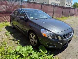 2012 Volvo S60 T5 z VIN YV1622FS2C209473, wystawiony jako Copart lot #58889785 z przebiegiem 143 898 mil mil oraz Tytuł czysty. Historia ofert i sprzedaży dostępna na DreamBid. Obrazek 1.