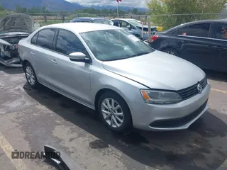 2011 Volkswagen Jetta SE z VIN 3VWDZ7AJ7BM340220, wystawiony jako IAAI lot #42136168 z przebiegiem 147 864 mil mil oraz . Historia ofert i sprzedaży dostępna na DreamBid. Obrazek 1.