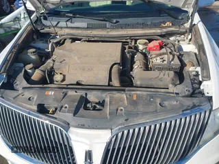 2014 Lincoln MKT EcoBoost z VIN 2LMHJ5AT9EBL52165, wystawiony jako IAAI lot #41246424 z przebiegiem 154 332 mil mil oraz . Historia ofert i sprzedaży dostępna na DreamBid. Obrazek 10.