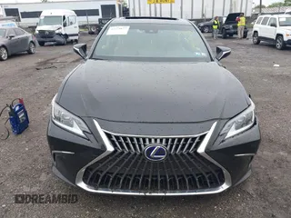 2022 Lexus ES 300h Luxury z VIN 58AEA1C19NU025142, wystawiony jako IAAI lot #42274877 z przebiegiem 33 645 mil mil oraz . Historia ofert i sprzedaży dostępna na DreamBid. Obrazek 11.