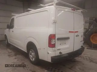 2019 Nissan NV Cargo S z VIN 1N6BF0KM4KN808359, wystawiony jako IAAI lot #42340241 z przebiegiem 183 788 mil mil oraz . Historia ofert i sprzedaży dostępna na DreamBid. Obrazek 3.