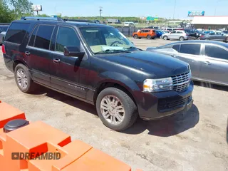 2010 Lincoln Navigator z VIN 5LMJJ2H59AEJ04450, wystawiony jako IAAI lot #42076939 z przebiegiem 87 117 mil mil oraz . Historia ofert i sprzedaży dostępna na DreamBid. Obrazek 1.