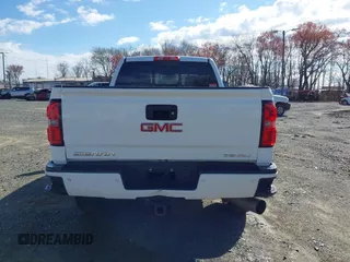 2015 GMC Sierra 2500HD Denali z VIN 1GT120E85FF641373, wystawiony jako IAAI lot #41791280 z przebiegiem 281 137 mil mil oraz . Historia ofert i sprzedaży dostępna na DreamBid. Obrazek 16.