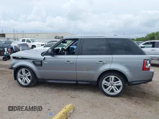 2013 Land Rover Range Rover Sport HSE Lux z VIN SALSK2D4XDA806027, wystawiony jako IAAI lot #42123248 z przebiegiem 141 504 mil mil oraz . Historia ofert i sprzedaży dostępna na DreamBid. Obrazek 15.