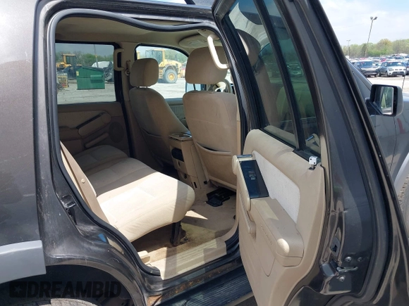 2006 Ford Explorer XLT z VIN 1FMEU73E86UA50085, wystawiony jako IAAI lot #42193785 z przebiegiem 211 343 mil mil oraz . Historia ofert i sprzedaży dostępna na DreamBid. Obrazek 8.