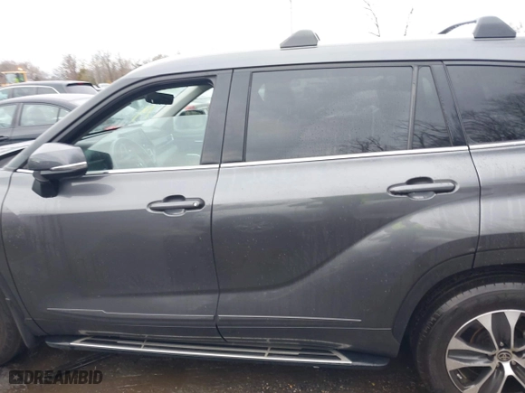 2022 Toyota Highlander XLE with VIN 5TDGZRBH3NS589352, listed as a IAAI auction lot 40977172 with 1 mi miles. Bid and sale history available at carsss.com. Image 14.