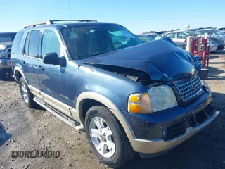 2005 Ford Explorer Eddie Bauer z VIN 1FMDU74K45UA77900, wystawiony jako IAAI lot #41162856 z przebiegiem 214 538 mil mil oraz . Historia ofert i sprzedaży dostępna na DreamBid. Obrazek 1.