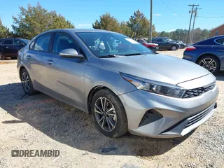 2023 Kia Forte LXS z VIN 3KPF24AD5PE616176, wystawiony jako IAAI lot #41737752 z przebiegiem 21 526 mil mil oraz . Historia ofert i sprzedaży dostępna na DreamBid. Obrazek 1.