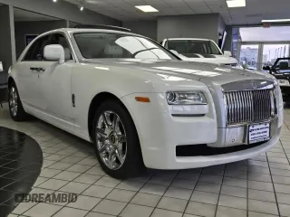 2010 Rolls-Royce Ghost z VIN SCA664S57AUX48643, wystawiony jako Copart lot #88604975 z przebiegiem 52 605 mil mil oraz Tytuł czysty. Historia ofert i sprzedaży dostępna na DreamBid. Obrazek 1.