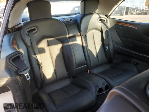 2005 Mercedes-Benz CLK 500 z VIN WDBTK75G75T049996, wystawiony jako Copart lot #47252015 z przebiegiem 141 969 mil mil oraz Szkoda całkowita • Salvage title. Historia ofert i sprzedaży dostępna na DreamBid. Obrazek 10.
