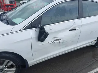2017 Hyundai Sonata SE z VIN 5NPE24AF7HH556136, wystawiony jako IAAI lot #42134580 z przebiegiem 64 333 mil mil oraz . Historia ofert i sprzedaży dostępna na DreamBid. Obrazek 6.